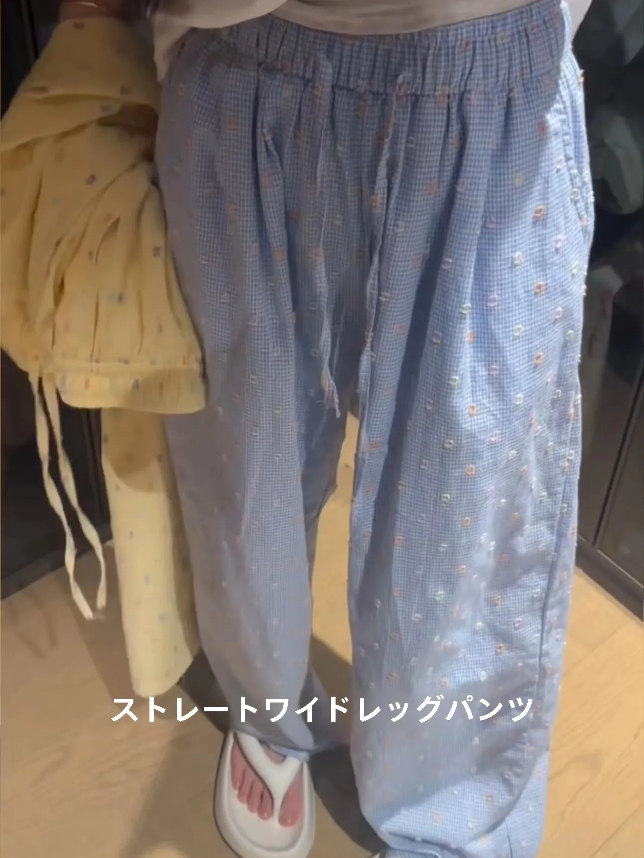 ゆったりパンツコーデ：波点水玉柄の高腰カジュアルパンツで自然なスタイルを実現