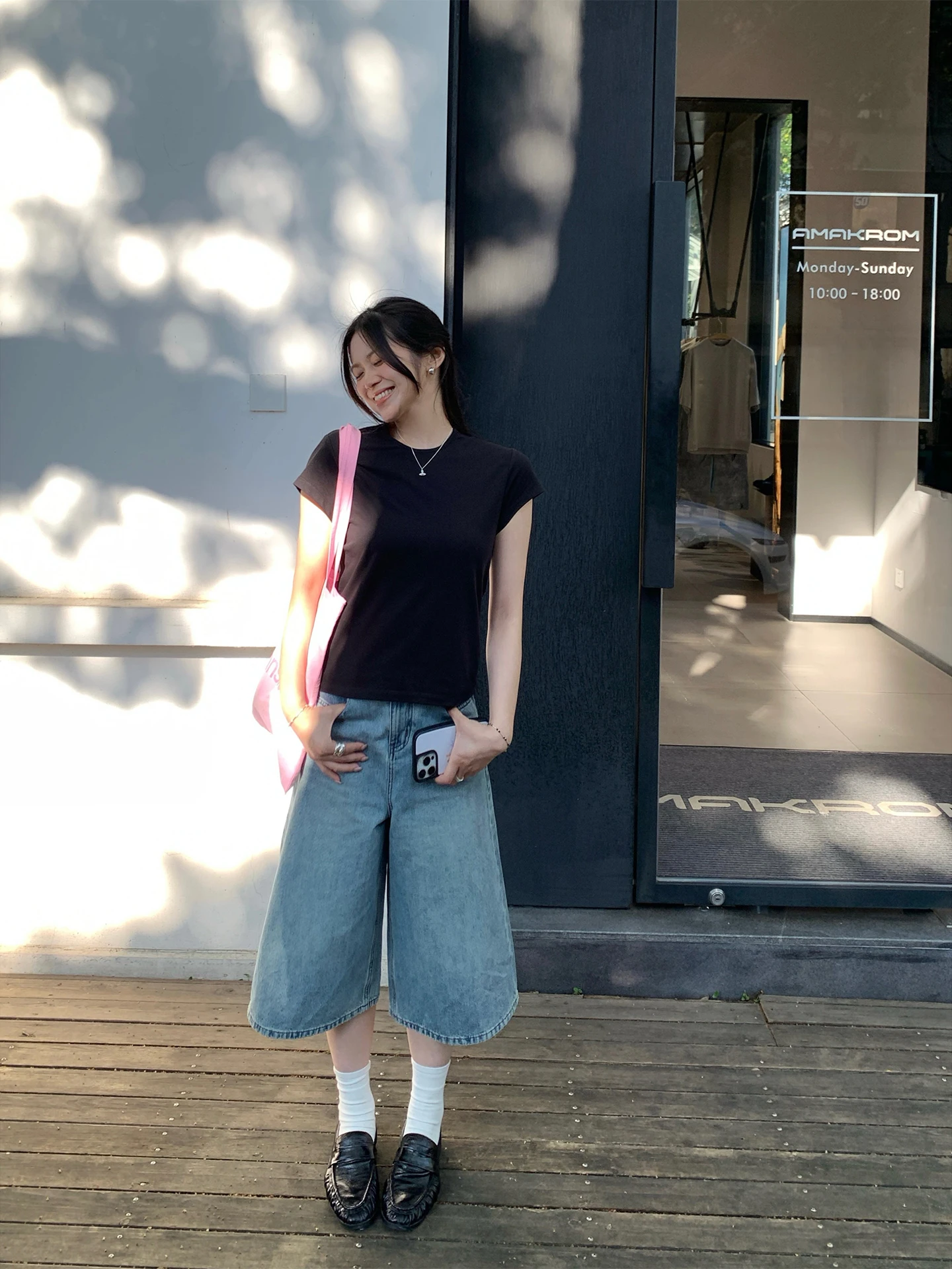 30代のカジュアルファッションで悩むなら、この夏の水洗いブルーデニムパンツが救いになる？