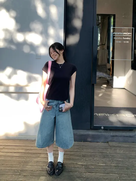 したスタイリッシュな夏用水洗いブルーの七分丈ワイドデニムパンツ