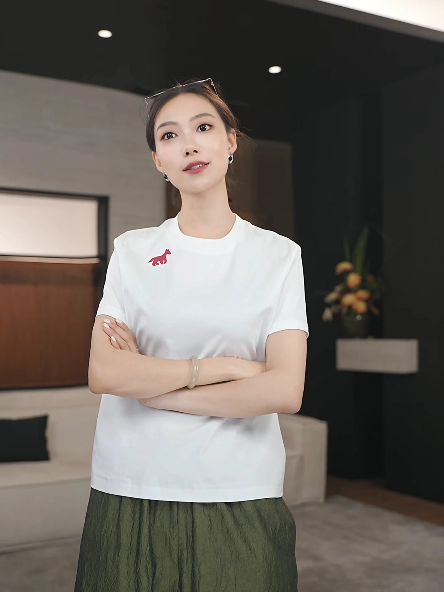刺繍デザインの白いコットン短袖Tシャツ：レディース向けの日常使いに最適な通気性とデザイン