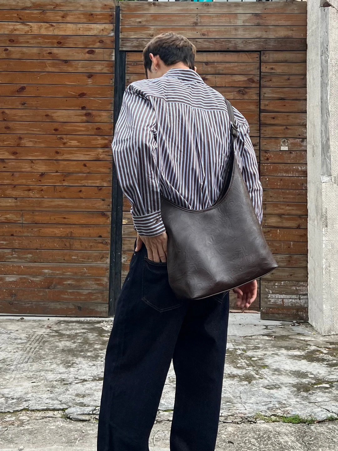肩掛けトートバッグ：レトロスタイルの三角形デザインで日常使いを軽く