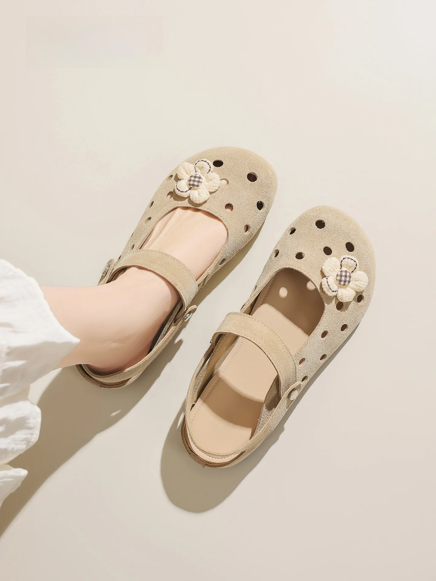 シースルー ソックス サンダル：通気性と透け感を兼ね備えた夏の涼しいスタイル