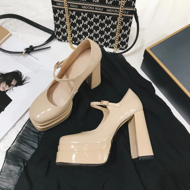 ダブルストラップ パンプスとは？厚底浅口デザインの実用性と選定基準を解説