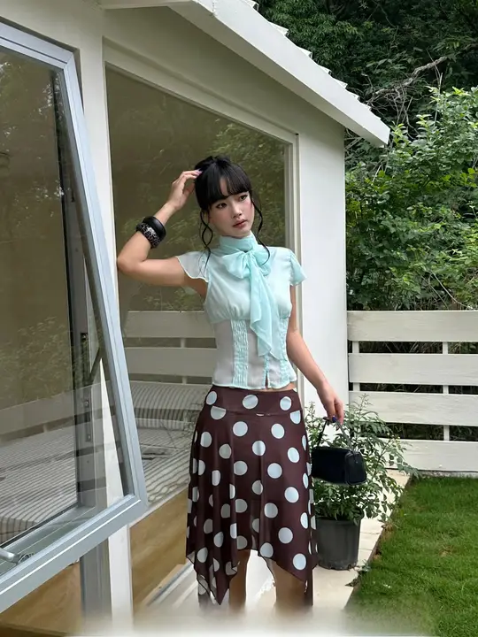水色のフィット感あるショートトップス【春夏用・シフォン・フランス風デザイン】