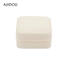 コンパクトなジュエリーボックス【収納便利・華やかなデザイン】