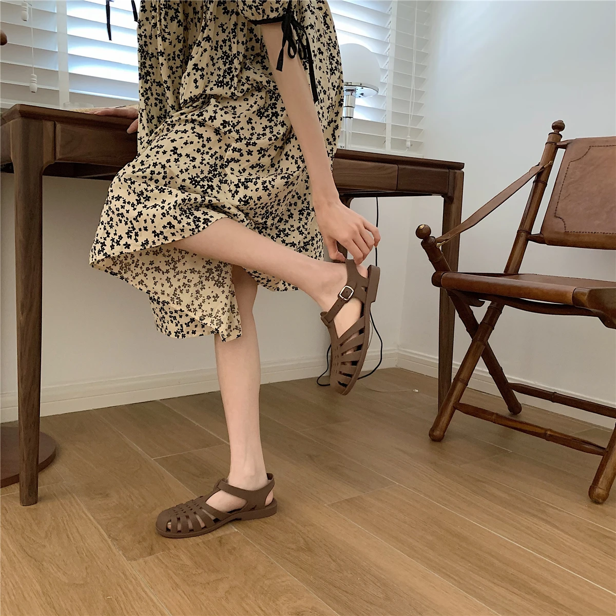 50代の女性が長時間歩いても疲れない、足が楽なサンダルはどう選ぶ？
