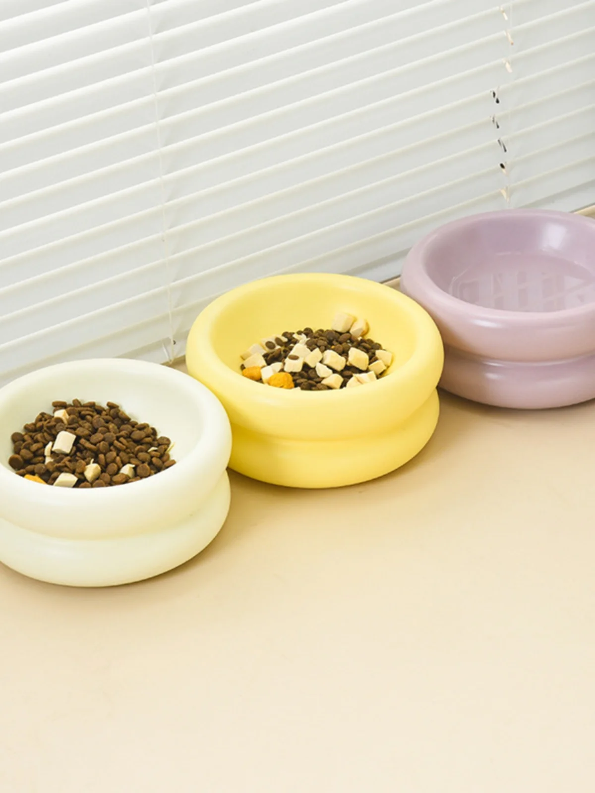 猫用陶器製高脚フードボウル：飼いやすい猫の食事環境を整えるためのデザインと機能