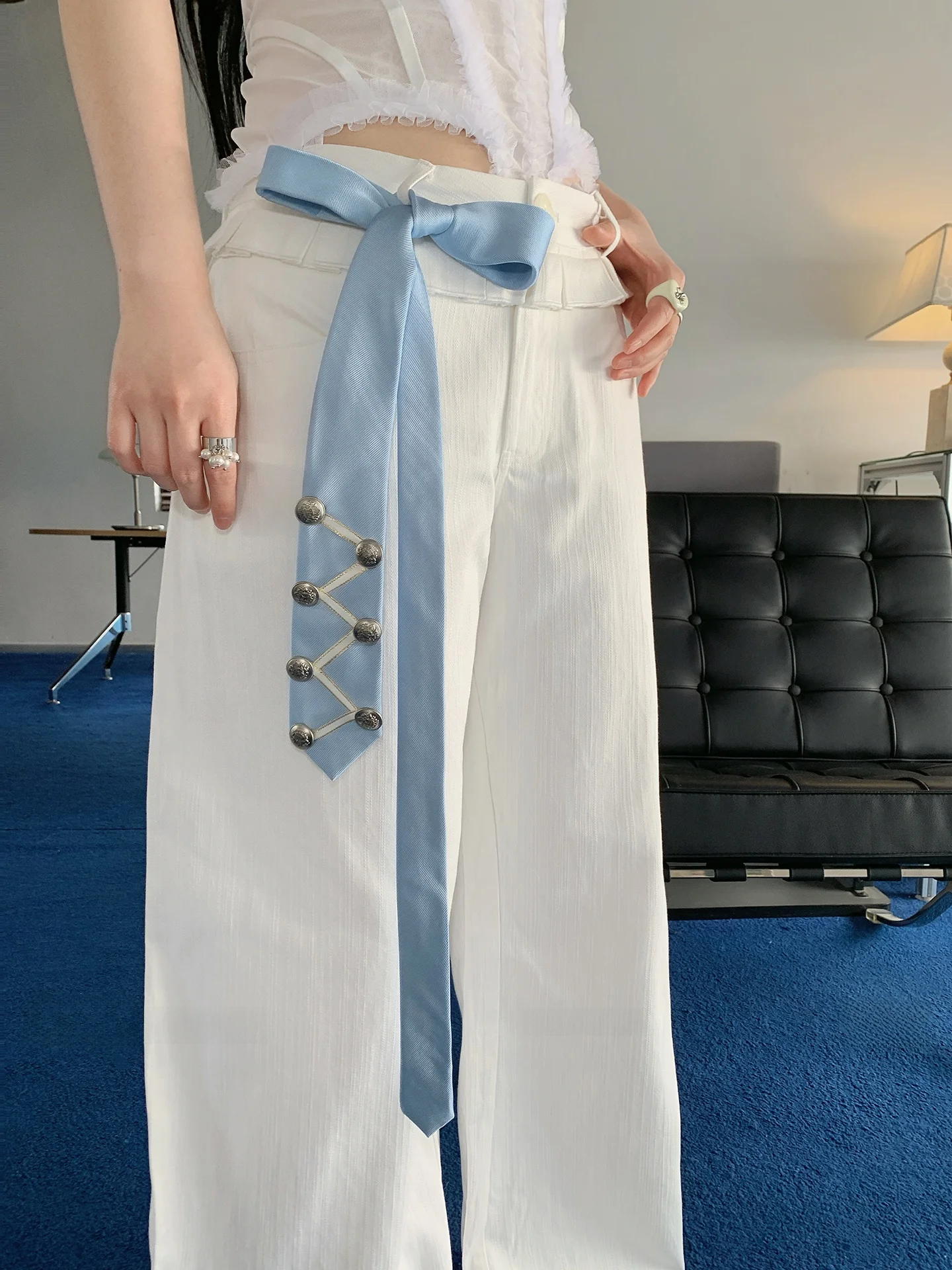 手作りのヴィンテージ風ボタン付きネクタイ：細身・2WAYデザインでオフィスカジュアルと私服に活用