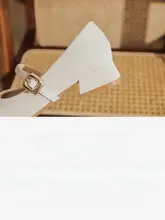 米白色の太ヒールパンプス【浅口・ストラップ付き・ドレスや和服に最適】