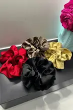 シンプルで高級感あるサテン仕上げのフリル付きヘアゴム【丸みを帯びたデザイン・女性用】