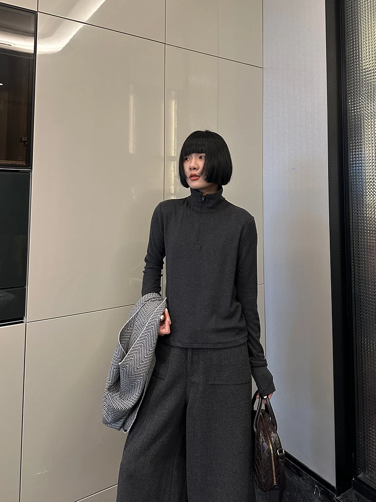 春秋用 スリムフィット ハーフジッパー立ち襟インナーシャツ：インナーとしての実用性と素材バランスの解析