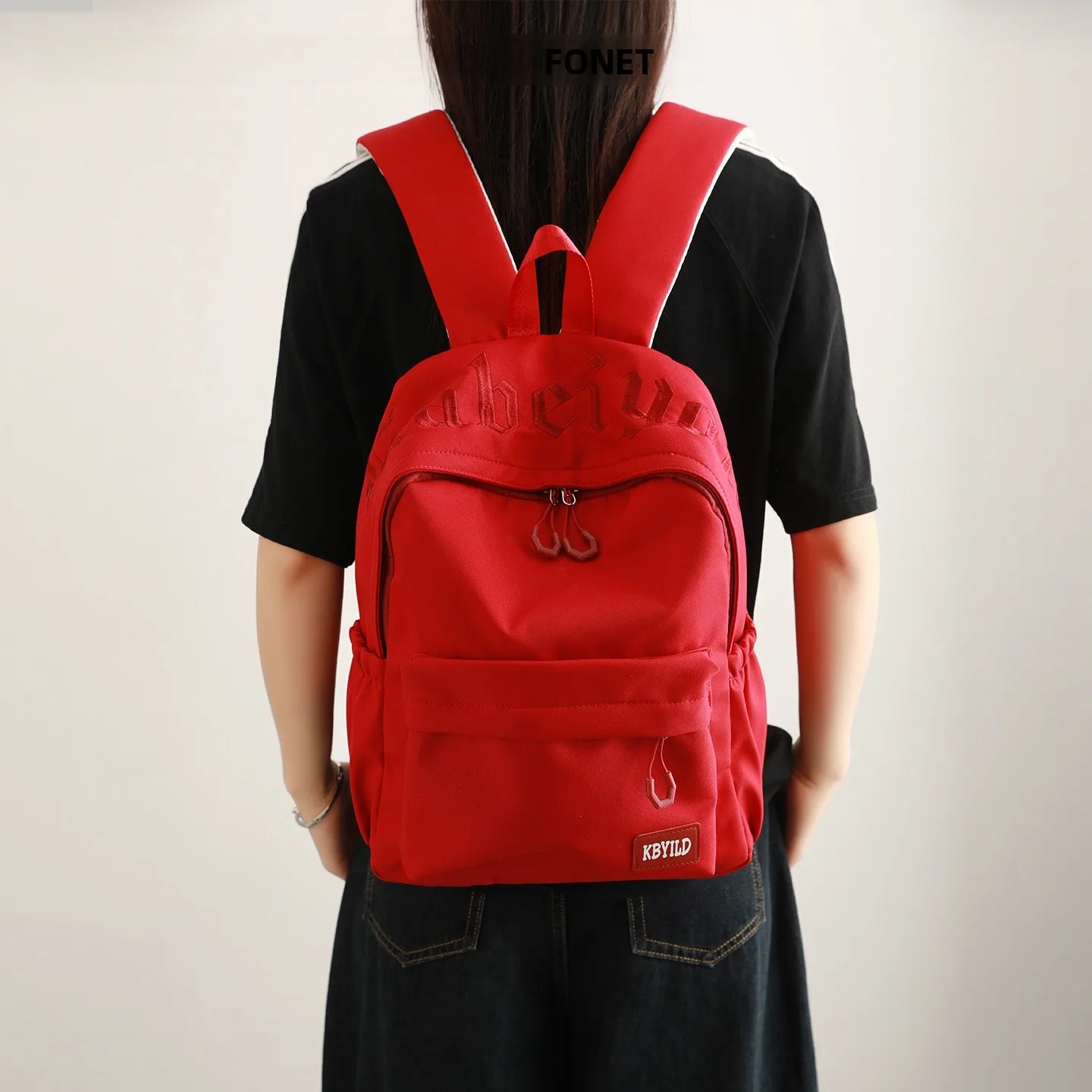 赤いリュックを選ぶべき理由は？今、注目されている「URのシンプルバックパック」が実は最強なのを解説