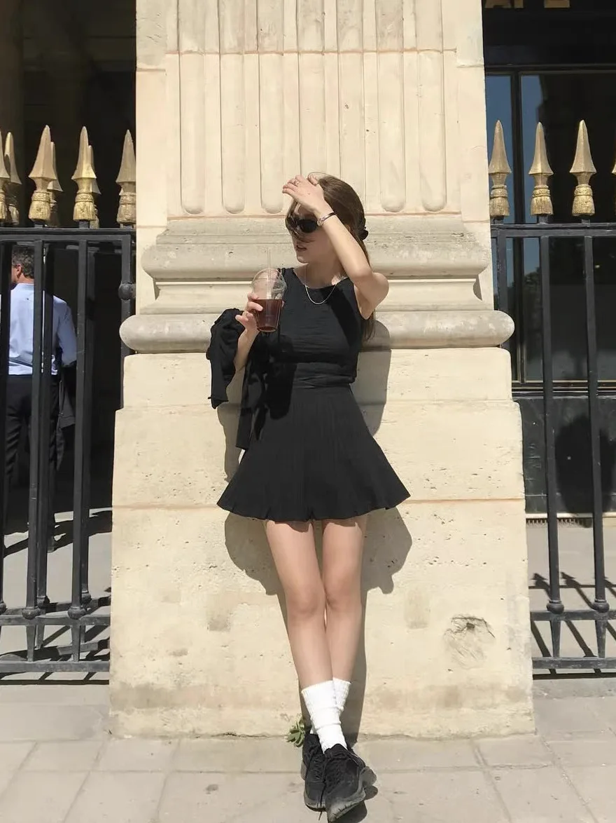 トレンドフェミニンをどう選ぶ？韓国デザインの無地フリルトップスとスカートセットが、夏の日常を救う理由