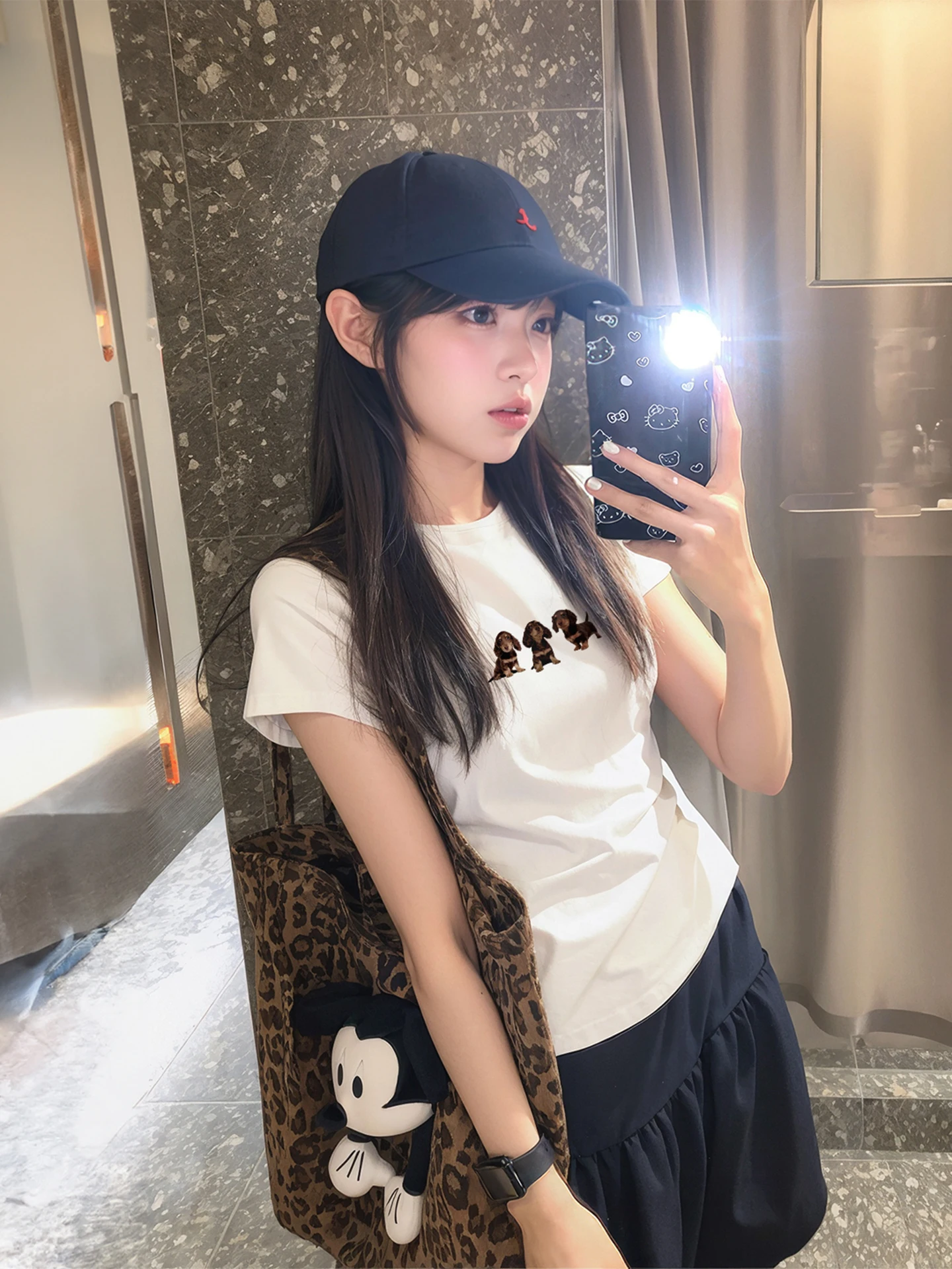 洗練されたデザインの白い女性用Tシャツと黒いパンツのレディーススタイル