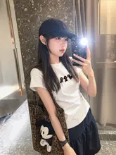 洗練されたデザインの白い女性用Tシャツ【短袖・スリムフィット】