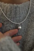 優雅なシルバーグレーの人工パールネックレス【純銀・ロングデザイン・控えめなラグジュアリー】