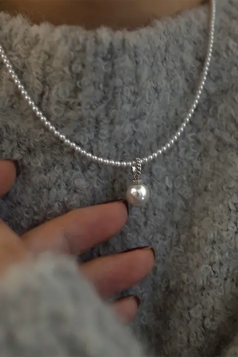 優雅なシルバーグレーの人工パールネックレス【純銀・ロングデザイン・控えめなラグジュアリー】