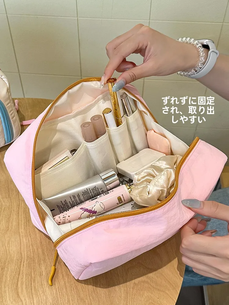化粧ポーチは旅行や日常メイクに最適な仕切り付き収納アイテム