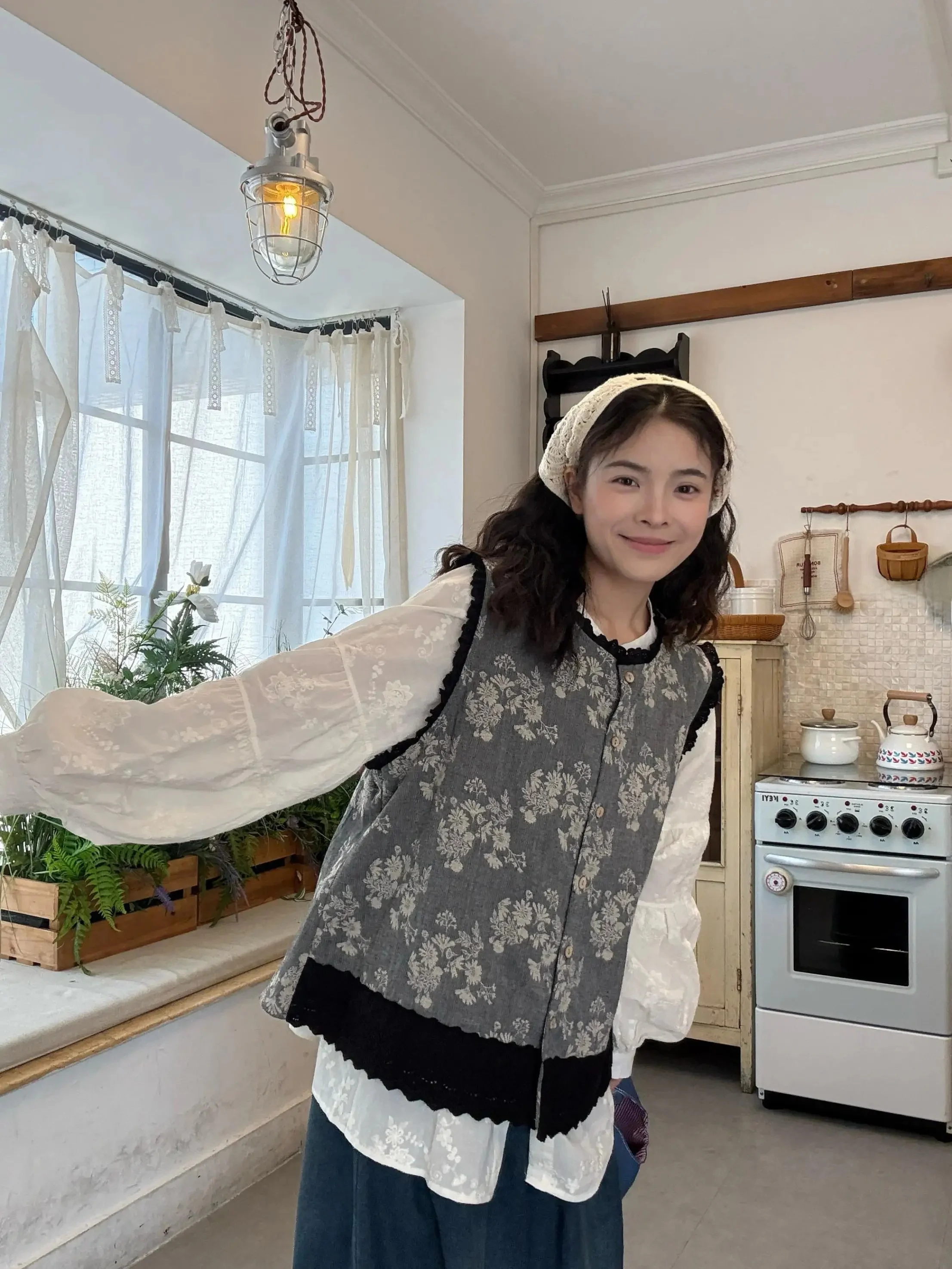 刺繍入りのゆったりベストとデニムパンツセット：ガーデニング ベストの実用性とコーディネートのバランス