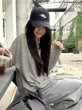 ストライプデザインの長袖Tシャツ【ゆったりシルエット・秋用・紫外線対策】