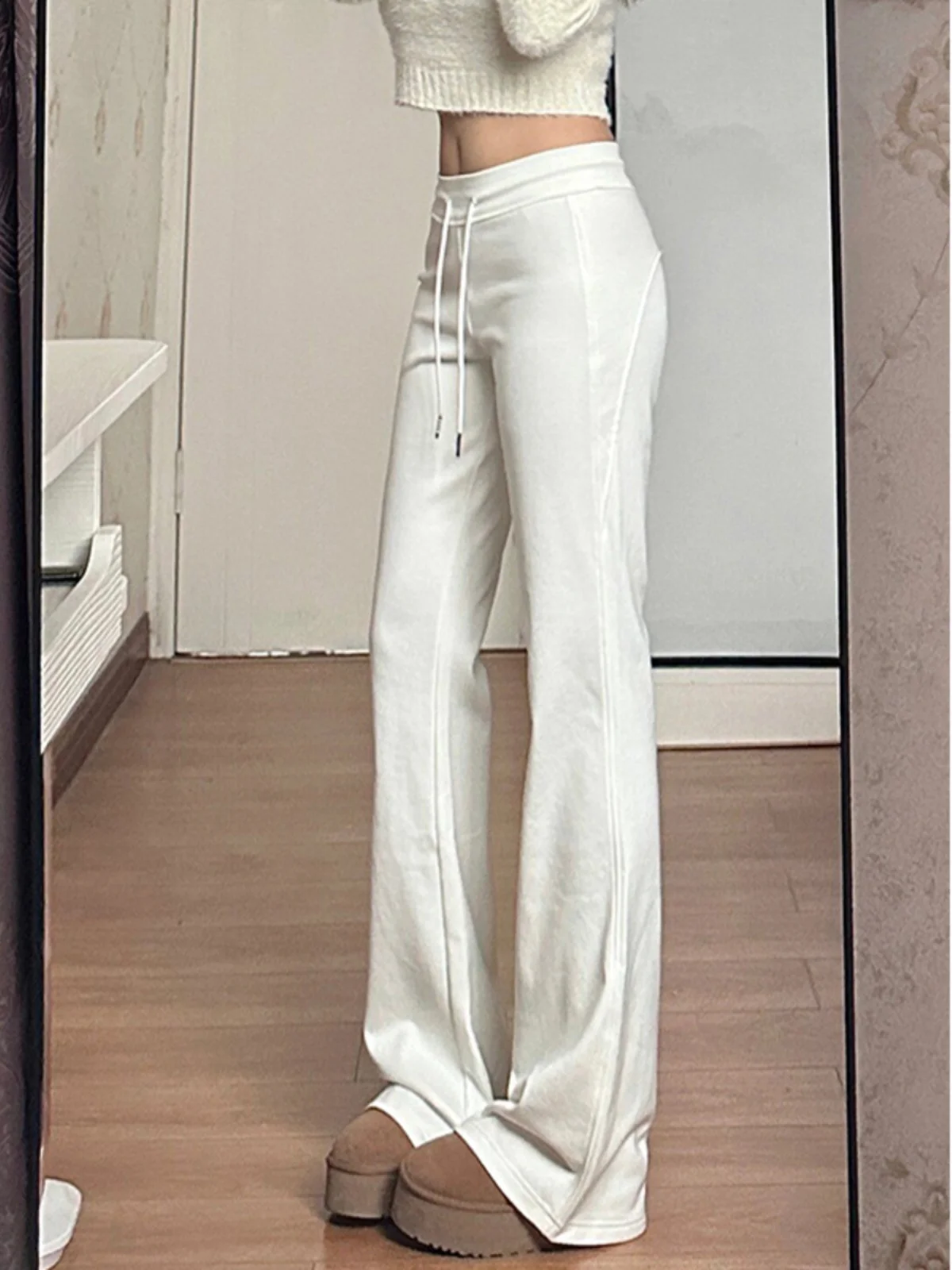 60代の女性にぴったりの白パンツは、どう選ぶ？
