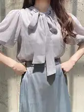 フロントとバックで着られる小高い襟のランタンスリーブブラウス【リボン付き・夏用・甘美なデザイン 】