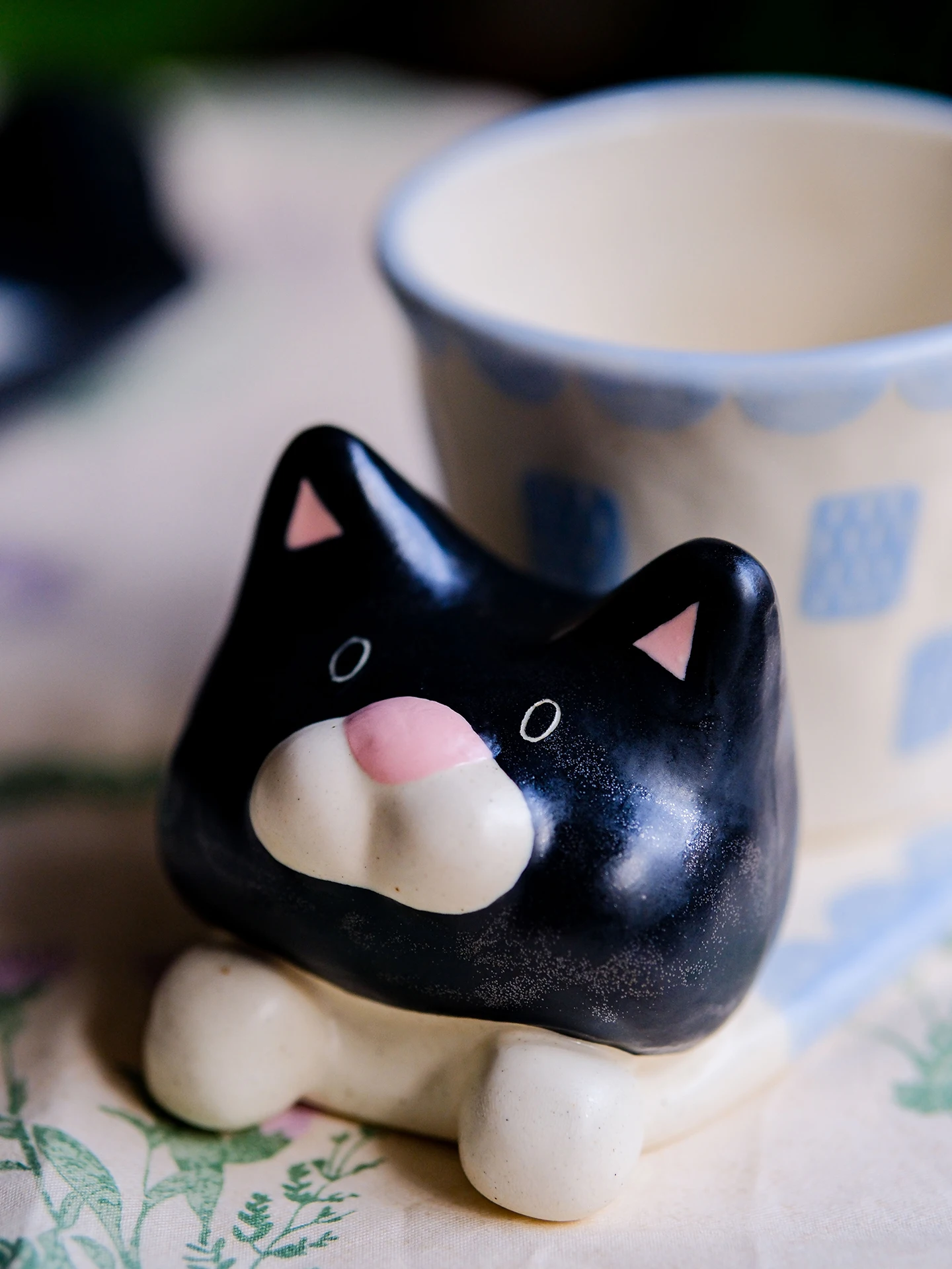 「陶器のマグカップで心を癒す方法は？猫と星の  デザインが人気な理由を解説