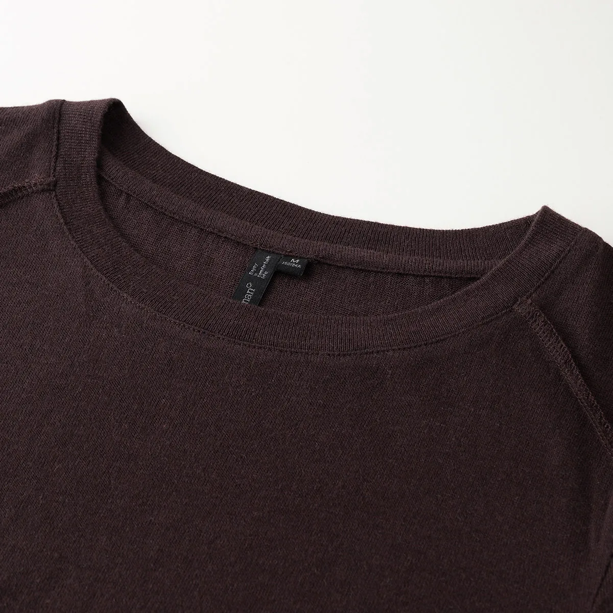 Tシャツの下に着る長袖をどう選ぶ？無地かプリントか、素材かデザインか、通勤でも日常でも使えるおすすめアイテムとは？