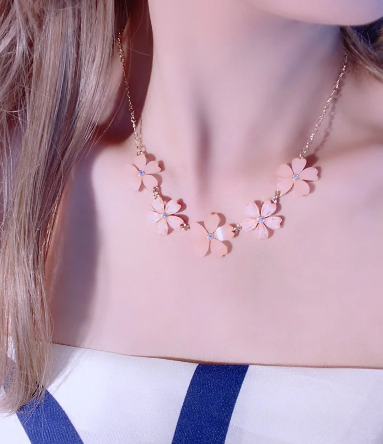 立体的な桜デザインの鎏金ネックレス【多花朵・キラキラストーン付き・女性用・デコルテ用】