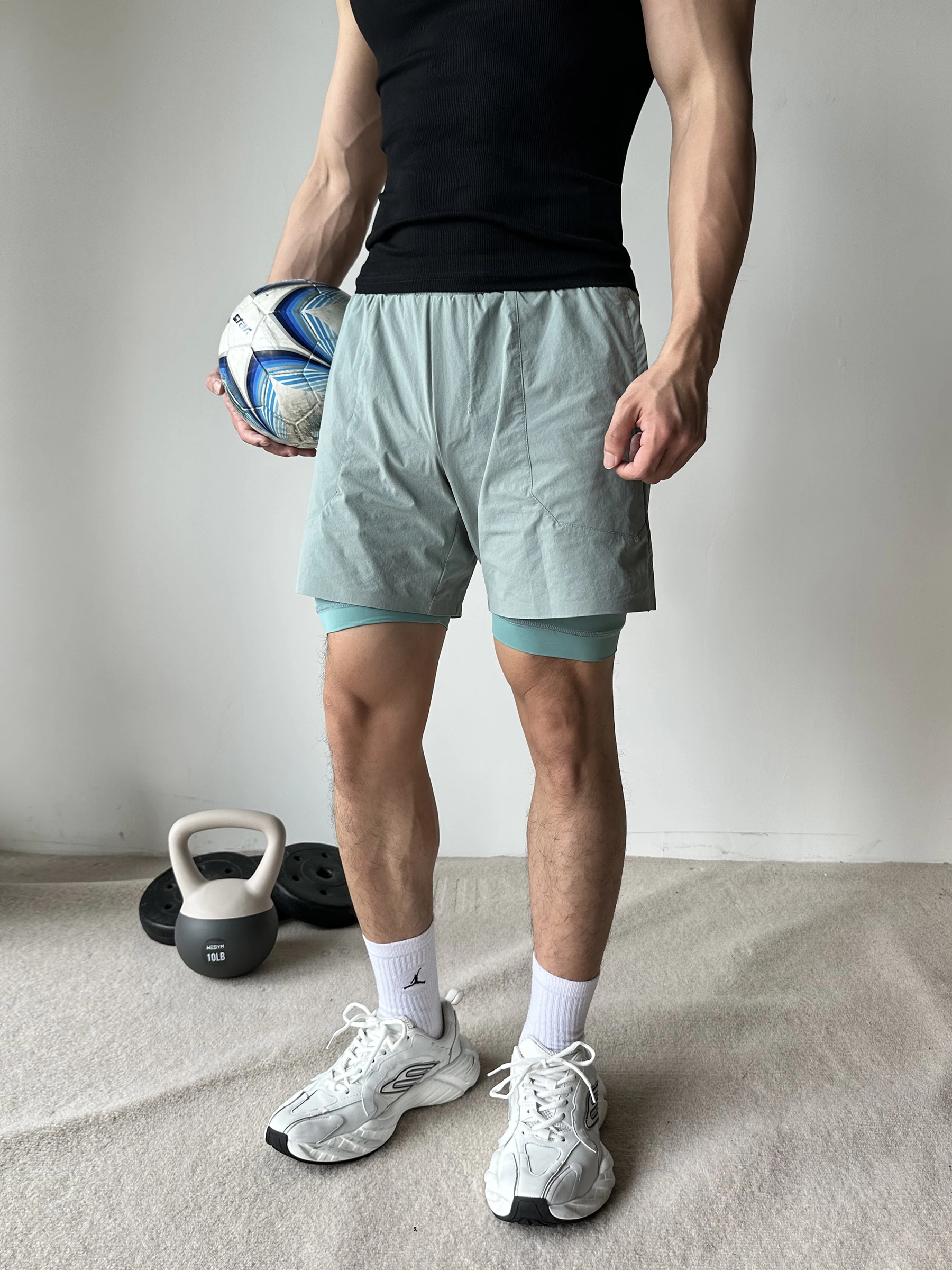 二重構造のスポーツショートパンツ：速乾性とアメリカンバスケットボールスタイルの実用性