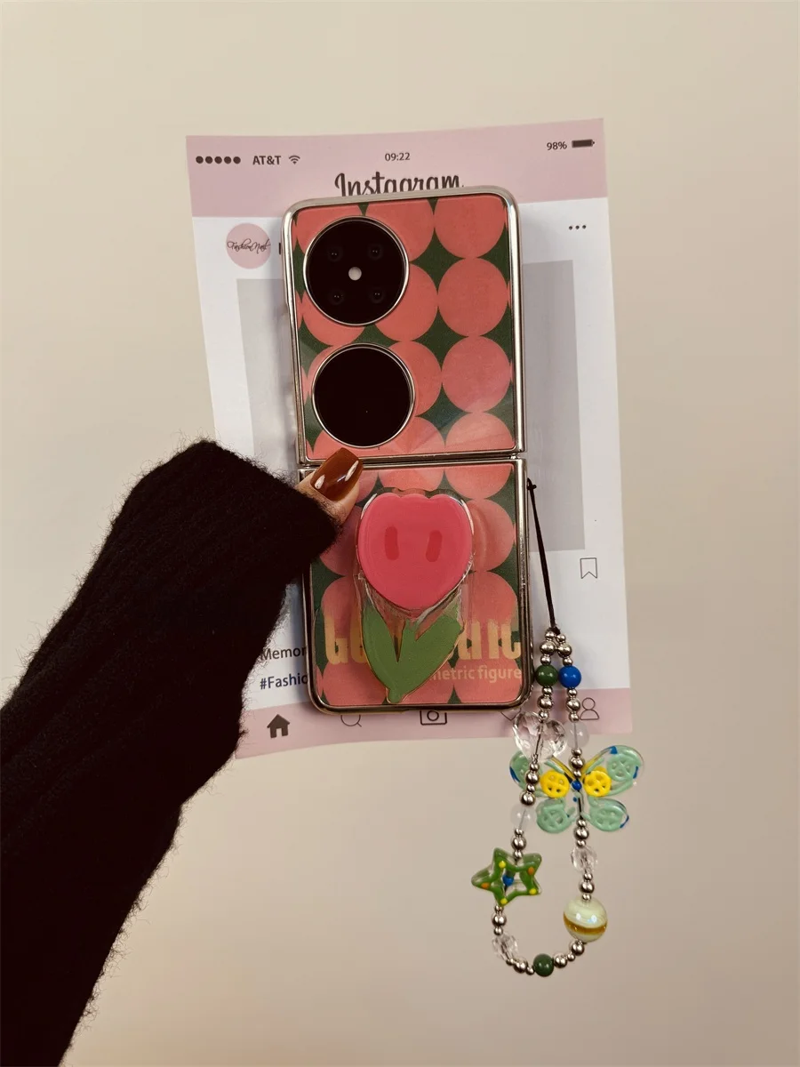 フラワー柄のスマートフォンケース：ミニマリストデザインとスタンド機能で500円のプチギフトを実現