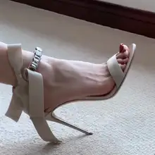 美しいデザインのリボン付きオープントゥサンダル【細いヒール・スワロフスキー装飾】