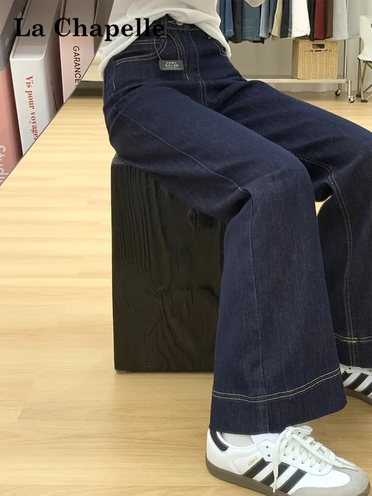 スニーカーとジーンズのバランスを取るには？深いブルーのデニムフレアパンツが解決するリアルな悩み