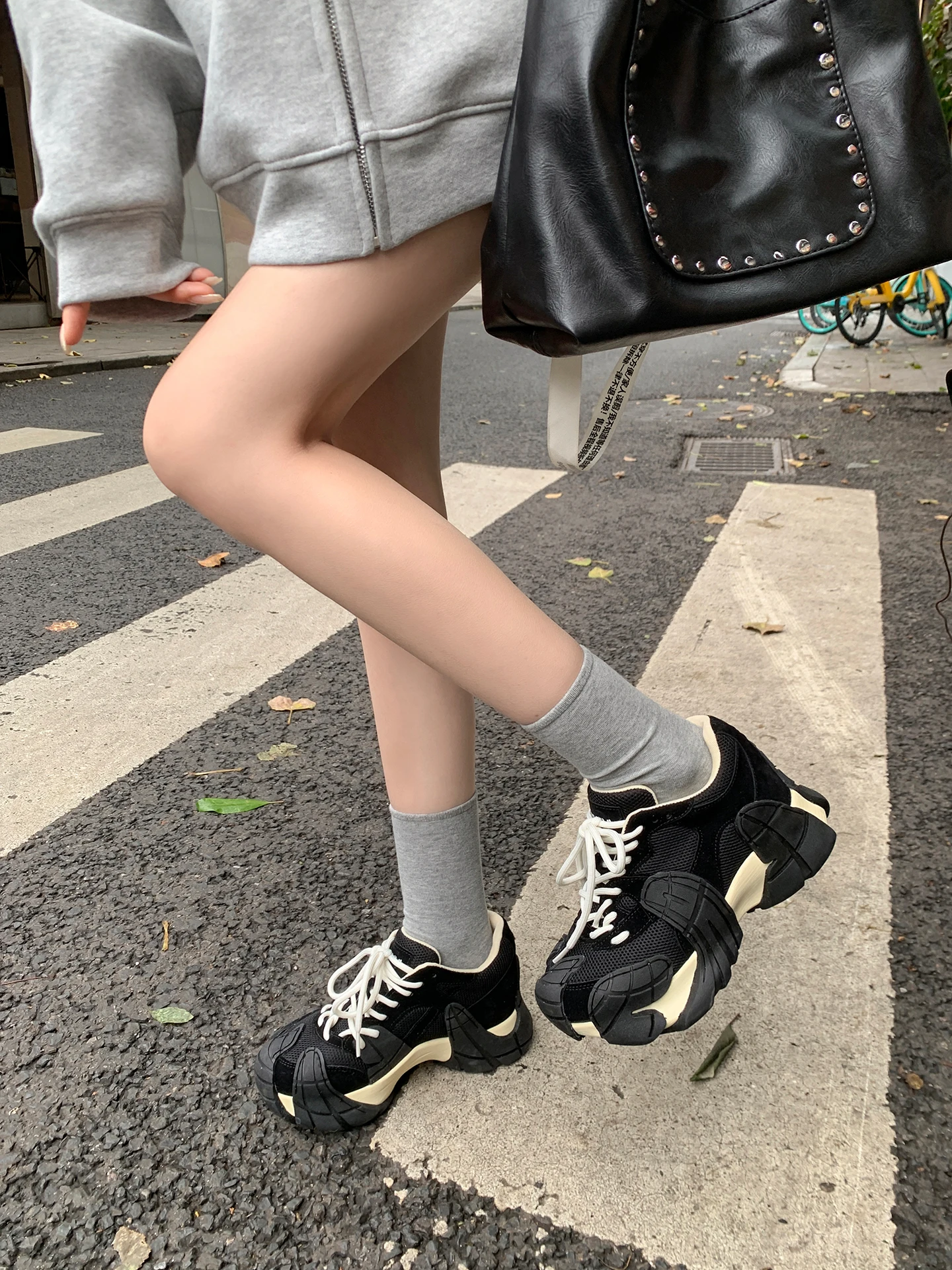 秋冬用厚底赤色女式スニーカー：極上の柔らかさと個性デザインの実用性を解説