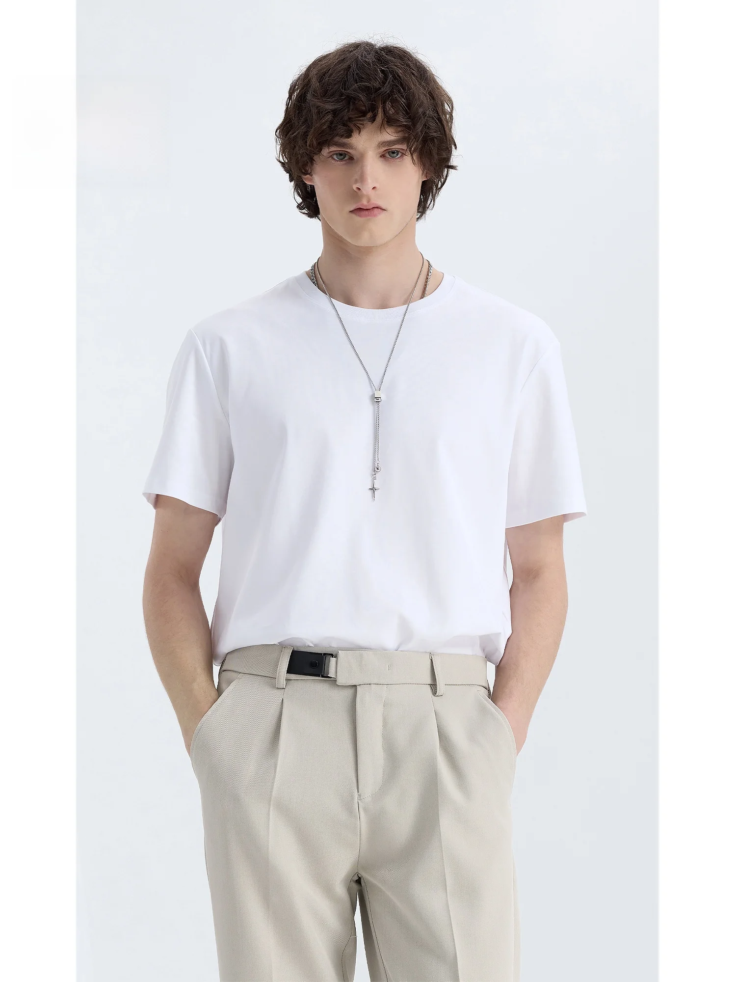 白Tシャツ 似合う 男 にぴったりな5選：なぜシンプルな白が今、日本の男性ファッションを変えるのか？
