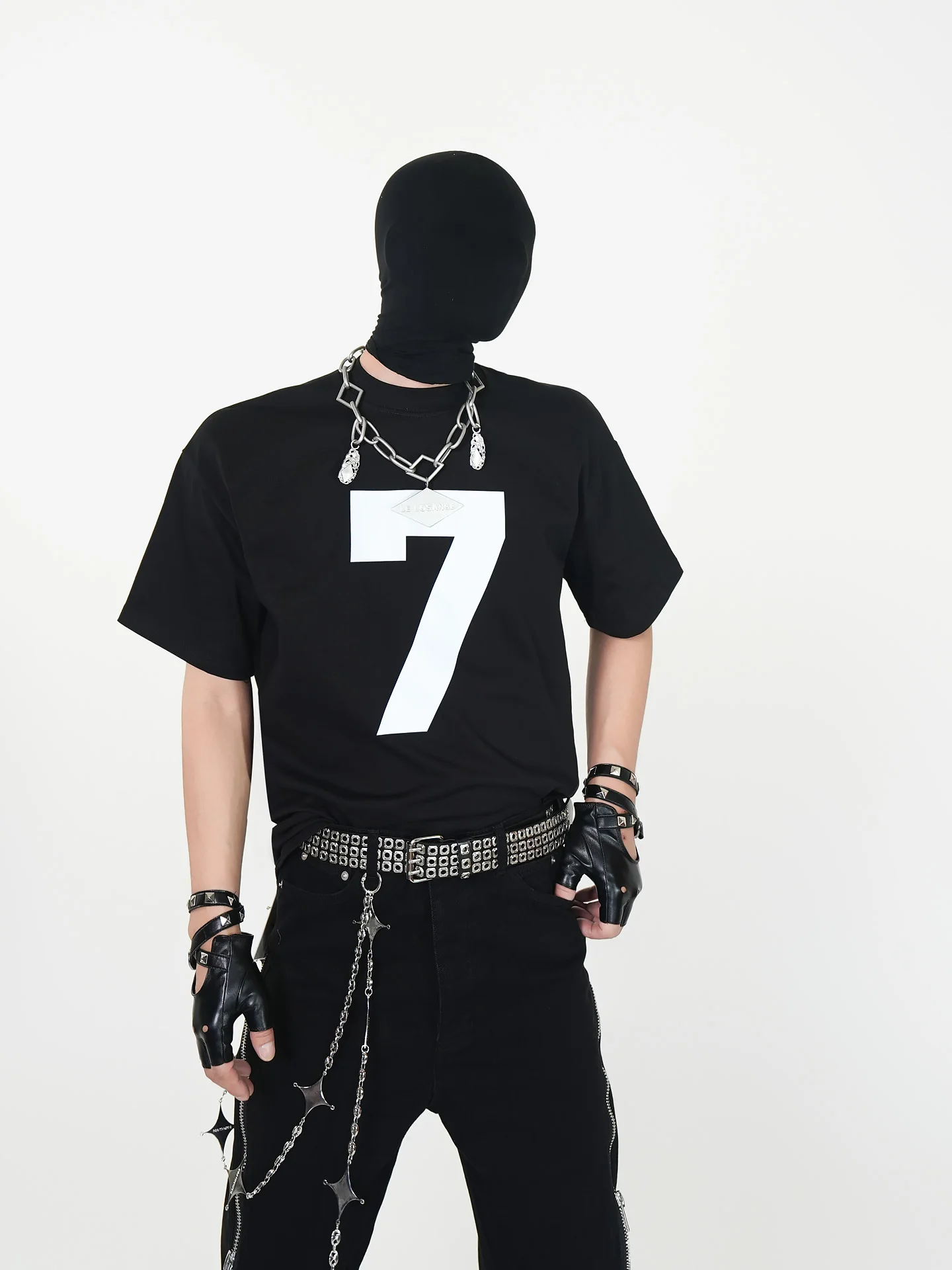 白Tシャツを選ぶべきか？それとも黒Tシャツがいいの？夏のファッションで迷ったらこの1点を押さえて