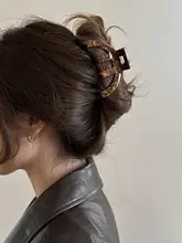 高級感あるアセテート製ハーフムーンヘアクリップ【女性用・シンプルデザイン・後ろ髪用】