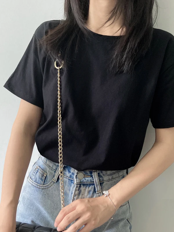 「ティーシャツワンピース」で通勤とレジャーを両立するには？
