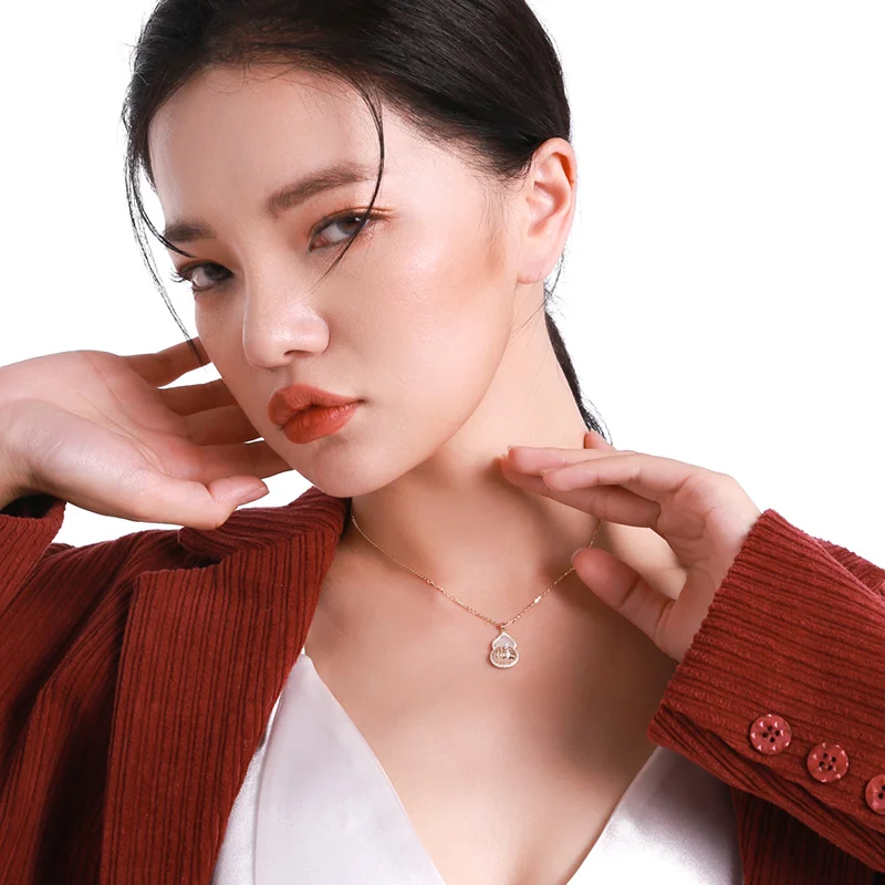 和田玉のひょうたんペンダント：クリスマスプレゼントとしての女性向け純銀ネックレスの評価