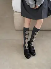ダイヤモンドパターンのレディースソックス【膝上丈・イギリス風】