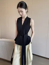 黒のVネックノースリーブブラウス【ウエストリボン・夏用・スリム効果・通勤対応】