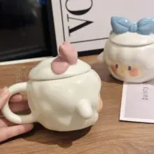 可愛いカートゥーンデザインの陶製マグカップ【ふた付き・美しいプレゼントに最適】