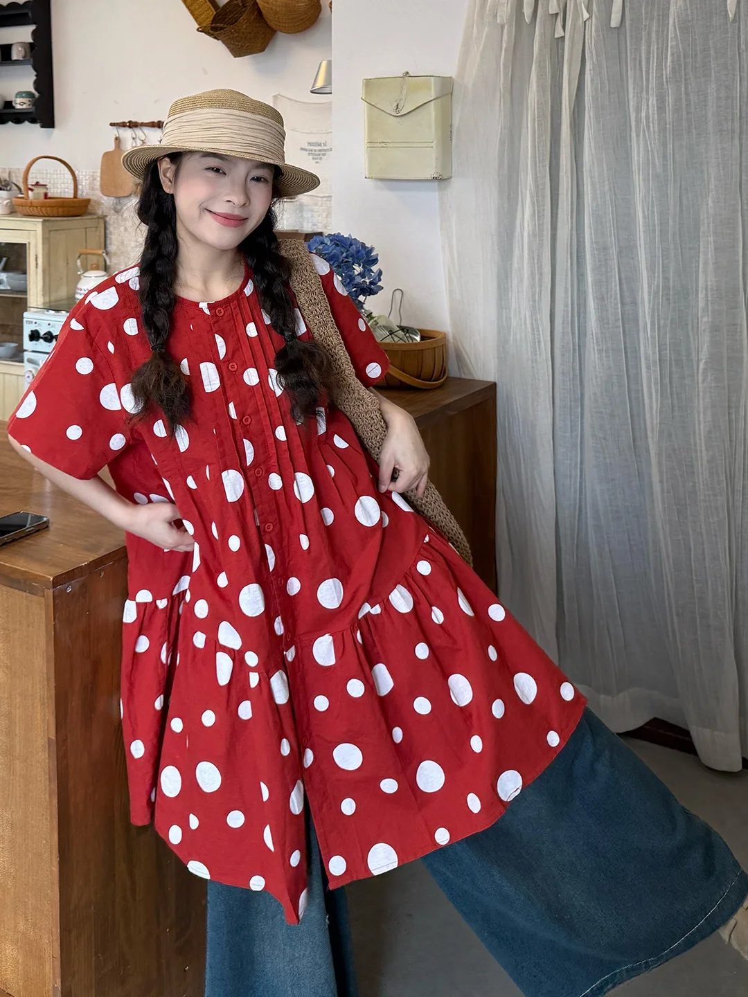 赤いドット柄シャツワンピースとデニムパンツセット：オールインワンレディースの実用性と着こなしのバランス
