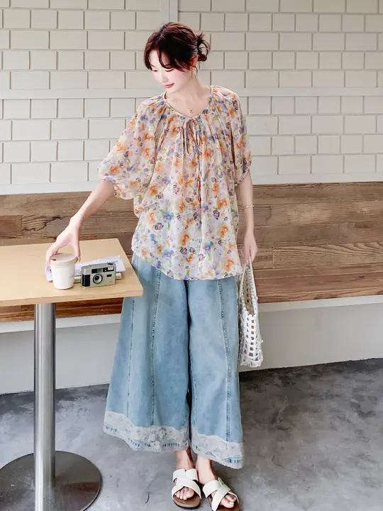 花柄シフォンブラウスとデニムワイドレッグパンツ【した夏のコーディネート・セットアップ対応】