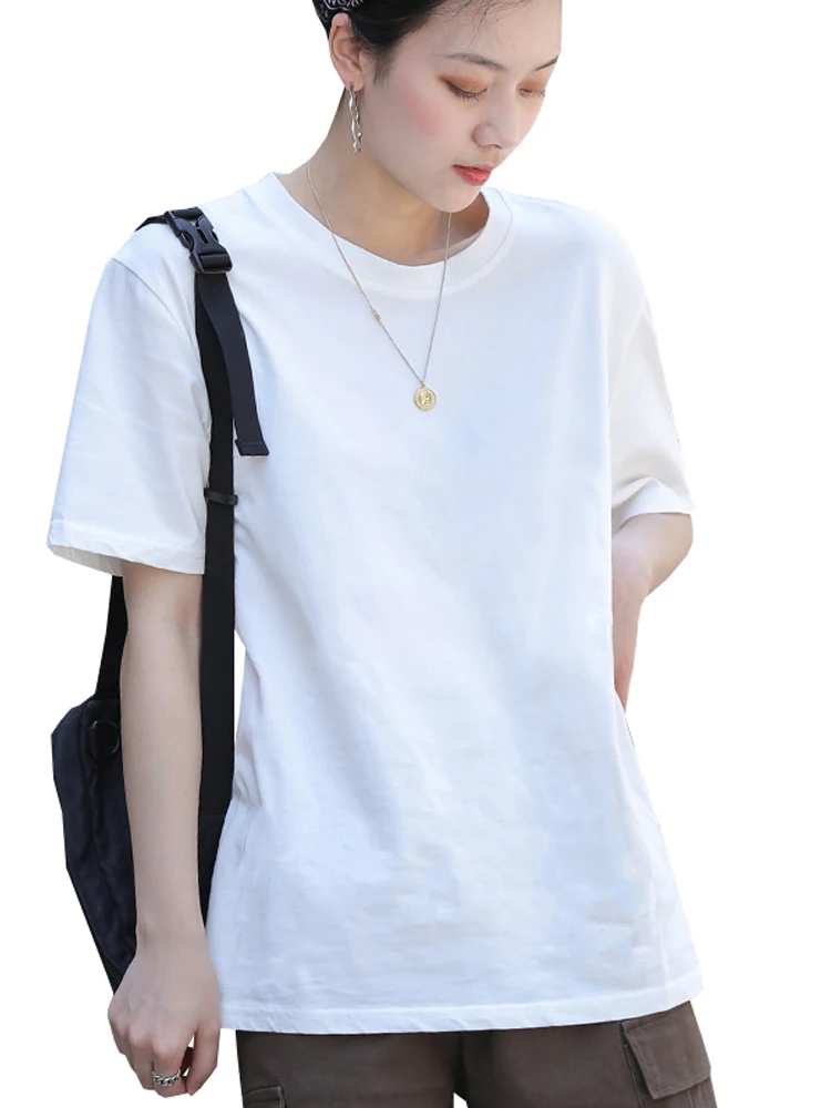 大人可愛いの本質とは？ホワイトTシャツで実現する自然なスタイル