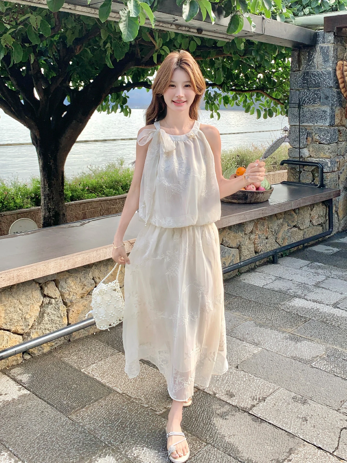 20代後半の女子が今、着たい「オフホワイトのキャミソールドレス」は？