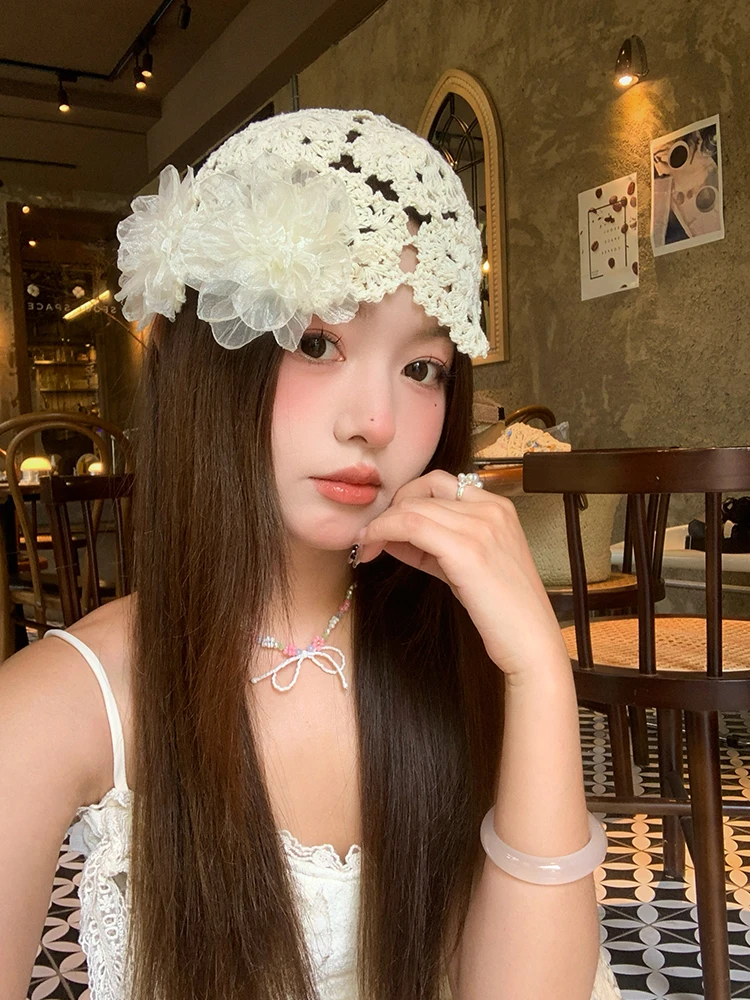 ショートヘアに合うニット帽は、どう選ぶ？花模様の可愛さが前髪なしスタイルを救う