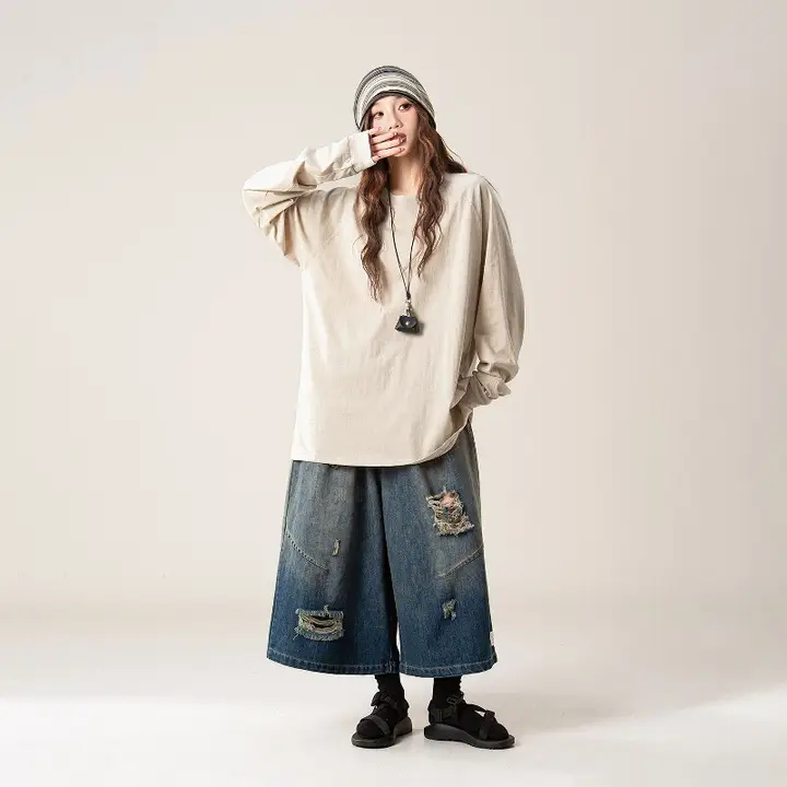 リラクシングデザインのオフショルダー長袖Tシャツ【杏色・ゆったりシルエット・春用】