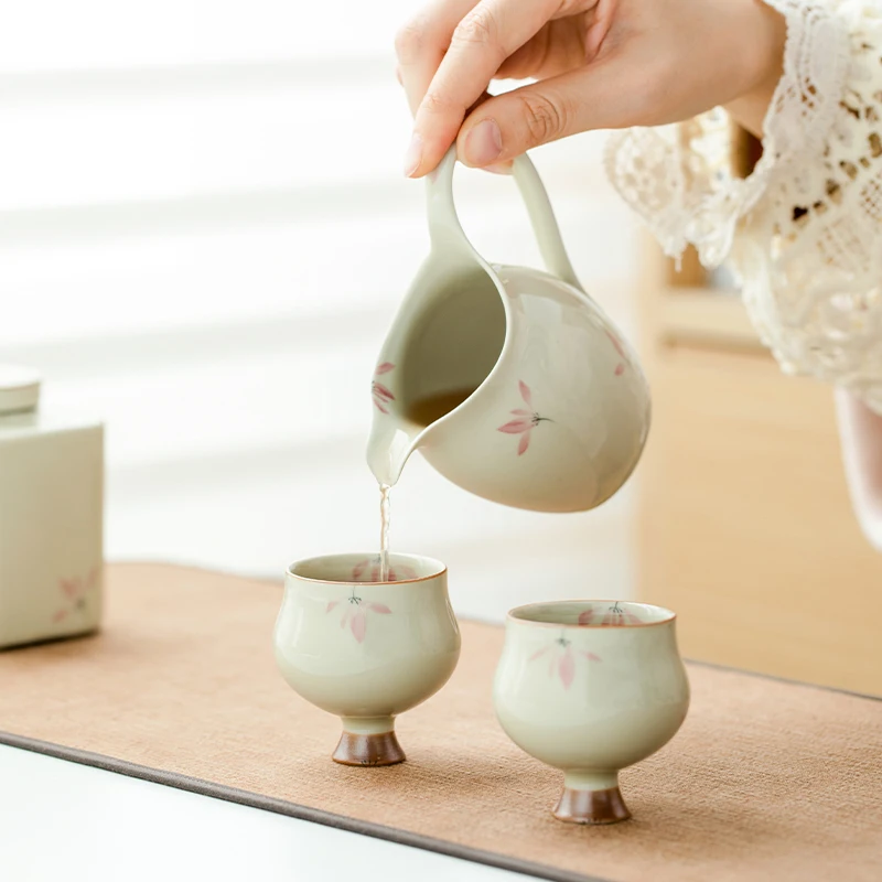 手描き粉ラン花デザインの茶器：高級陶器の美しさと実用性を実証