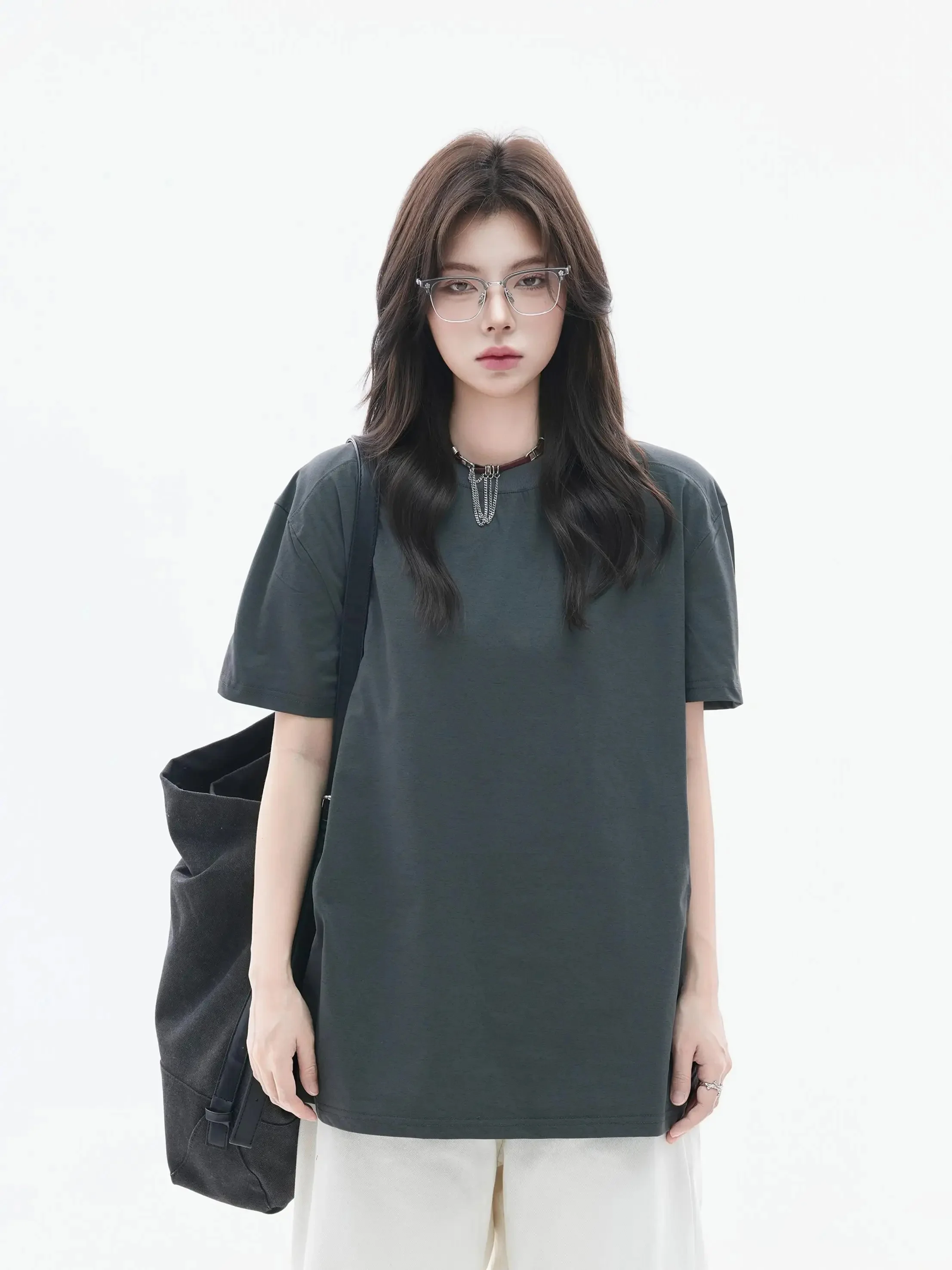 カジュアルファッションで学生 らしさを出すには？シンプルなTシャツが実は一番の鍵
